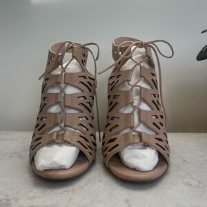 Pour la victoire Women's Tan Lace-Up Sandals